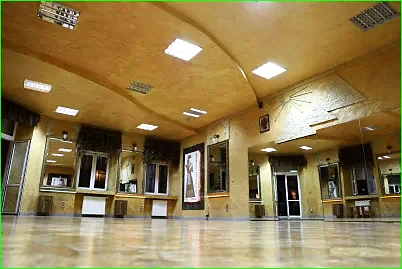 Sala taneczna szkoły Go4Dance z lustrami